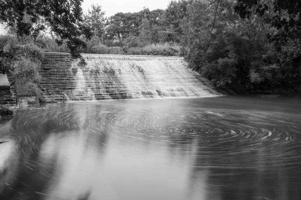 Lång Exponering Floden Brue Rinner Genom Weir Vid West Lydford — Stockfoto