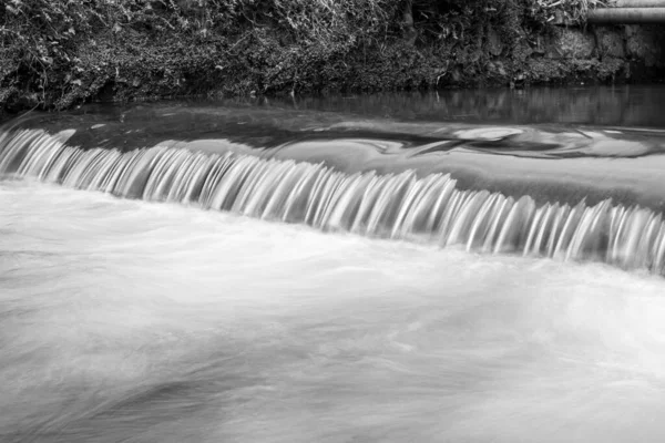 Longa Exposição Uma Queda Água Passarela Rio Lim Lyme Regis — Fotografia de Stock