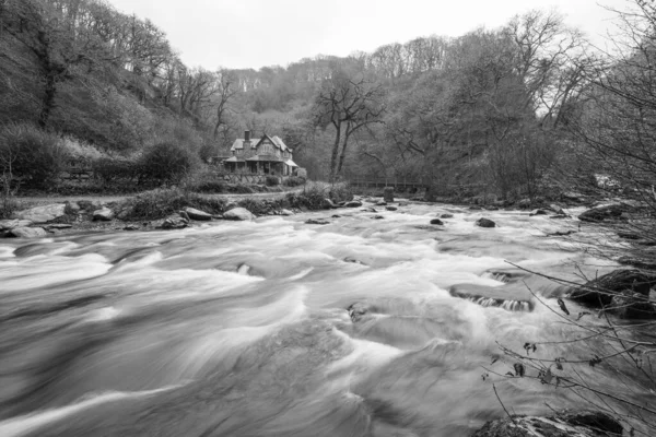 Exmoor国家公园内水流经Watersmeet房子的East Lyn河的长期暴露 — 图库照片