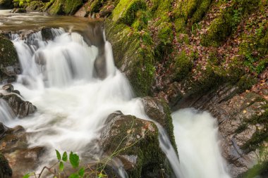 Sonbaharda Exmoor Ulusal Parkı 'ndaki Watersmmet' te Hoar Oak Nehri 'nde bir şelaleye uzun süre maruz kalmak