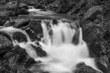 Sonbaharda Exmoor Ulusal Parkı 'ndaki Watersmmet' te Hoar Oak Nehri 'nde bir şelaleye uzun süre maruz kalmak