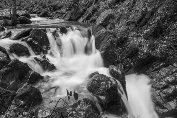 去年秋天 埃克摩尔国家公园的Hoar Oak Water River瀑布长期暴露在瀑布中 — 图库照片