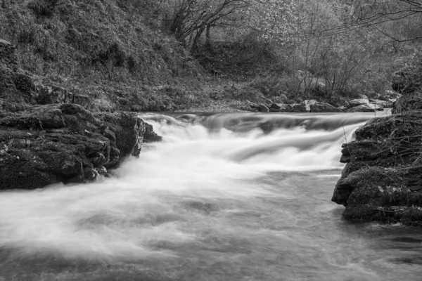 Larga Exposición Una Cascada Río Lyn Oriental Que Fluye Través — Foto de Stock