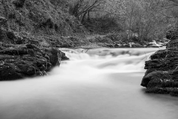 Larga Exposición Una Cascada Río Lyn Oriental Que Fluye Través — Foto de Stock
