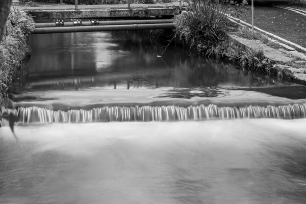 Longa Exposição Uma Queda Água Passarela Rio Lim Lyme Regis — Fotografia de Stock