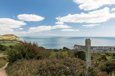 Dorset 'teki Jurassic Sahili' ndeki Altın Cap dağının manzara fotoğrafı.