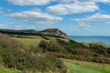 Dorset 'teki Jurassic Sahili' ndeki Altın Cap dağının manzara fotoğrafı.