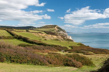 Dorset 'teki Jurassic Sahili' ndeki Altın Cap dağının manzara fotoğrafı.