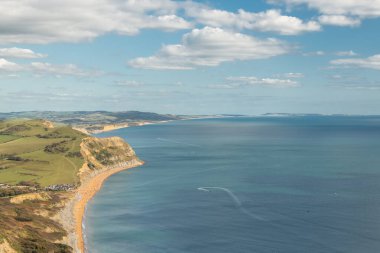 Dorset 'teki Jurassic Sahili' ndeki Altın Şapka Dağı 'nın zirvesinden görüntü