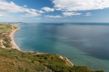 Dorset 'teki Jurassic Sahili' ndeki Altın Şapka Dağı 'nın zirvesinden görüntü