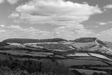 Dorset 'teki Jurassic Sahili' ndeki Altın Cap dağının manzara fotoğrafı.