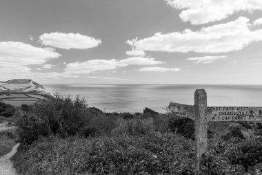 Dorset 'teki Jurassic Sahili' ndeki Altın Cap dağının manzara fotoğrafı.