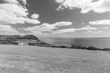 Dorset 'teki Jurassic Sahili' ndeki Altın Cap dağının manzara fotoğrafı.