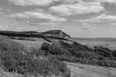 Dorset 'teki Jurassic Sahili' ndeki Altın Cap dağının manzara fotoğrafı.