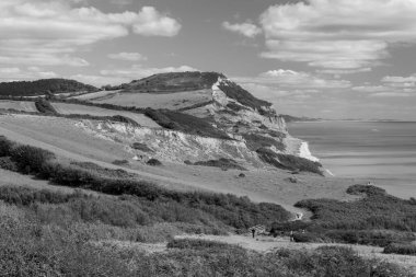 Dorset 'teki Jurassic Sahili' ndeki Altın Cap dağının manzara fotoğrafı.