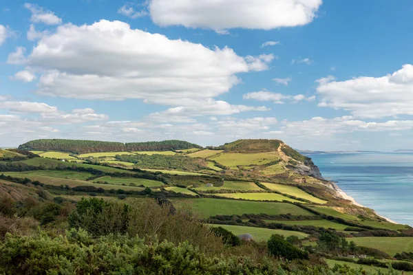 Dorset 'teki Jurassic Sahili' ndeki Altın Cap dağının manzara fotoğrafı.