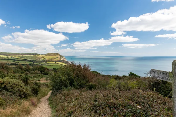 Dorset 'teki Jurassic Sahili' ndeki Altın Cap dağının manzara fotoğrafı.