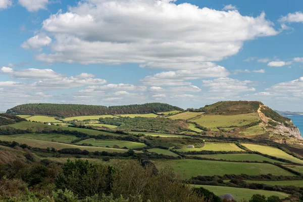Dorset 'teki Jurassic Sahili' ndeki Altın Cap dağının manzara fotoğrafı.