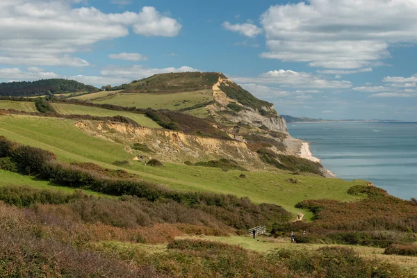 Dorset 'teki Jurassic Sahili' ndeki Altın Cap dağının manzara fotoğrafı.