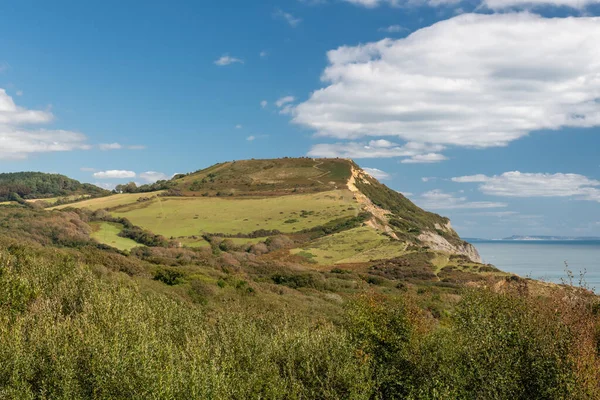 Dorset 'teki Jurassic Sahili' ndeki Altın Cap dağının manzara fotoğrafı.