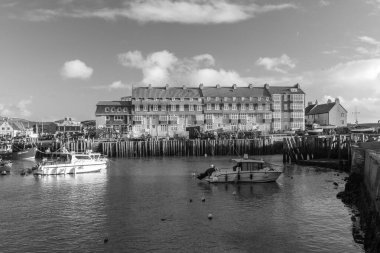 Batı Bay.Dorset.Birleşik Krallık. 12 Aralık 2020. Dorset, West Bay 'deki Pier Terrace' ın siyah beyaz fotoğrafı.