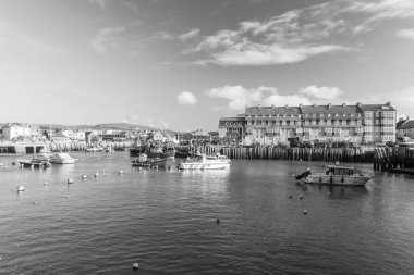Batı Bay.Dorset.Birleşik Krallık. 12 Aralık 2020. Dorset, West Bay 'deki Pier Terrace' ın siyah beyaz fotoğrafı.