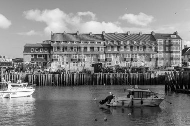 Batı Bay.Dorset.Birleşik Krallık. 12 Aralık 2020. Dorset, West Bay 'deki Pier Terrace' ın siyah beyaz fotoğrafı.