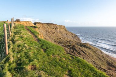 Dorset 'te Batı Körfezi ile Eype arasındaki güney batı kıyı şeridinde heyelan görünüyor.