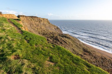 Dorset 'te Batı Körfezi ile Eype arasındaki güney batı kıyı şeridinde heyelan görünüyor.