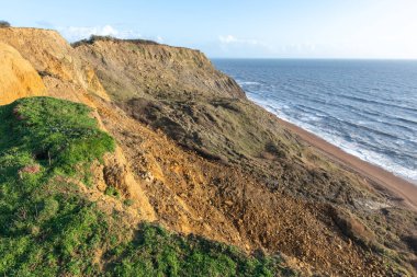 Dorset 'te Batı Körfezi ile Eype arasındaki güney batı kıyı şeridinde heyelan görünüyor.
