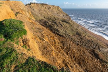 Dorset 'te Batı Körfezi ile Eype arasındaki güney batı kıyı şeridinde heyelan görünüyor.