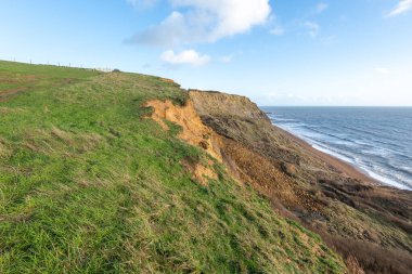 Dorset 'te Batı Körfezi ile Eype arasındaki güney batı kıyı şeridinde heyelan görünüyor.