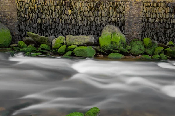 Larga Exposición Río Agua Dulce Con Una Pared Piedra Fondo — Foto de Stock