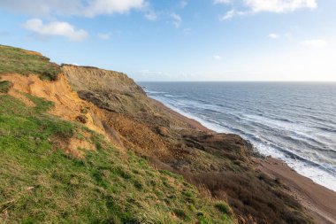 Dorset 'te Batı Körfezi ile Eype arasındaki güney batı kıyı şeridinde heyelan görünüyor.