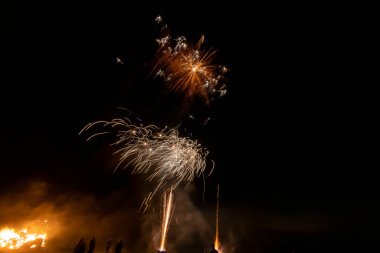 Gökyüzünde uzun süre havai fişek gösterisi.