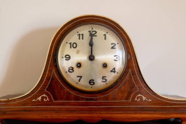 12 oktanlı antika saati kapat