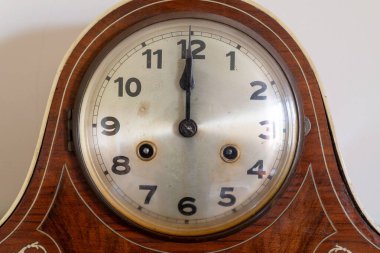 12 oktanlı antika saati kapat