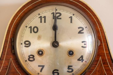 12 oktanlı antika saati kapat