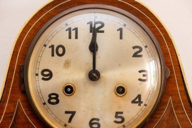 12 oktanlı antika saati kapat