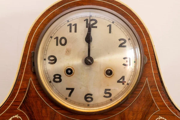 Gros Plan Une Horloge Antique Montrant Oclock — Photo