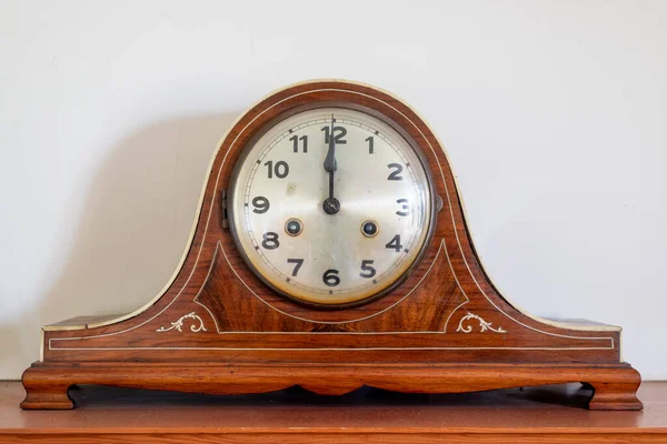 Primer Plano Reloj Antiguo Que Muestra Oclock — Foto de Stock