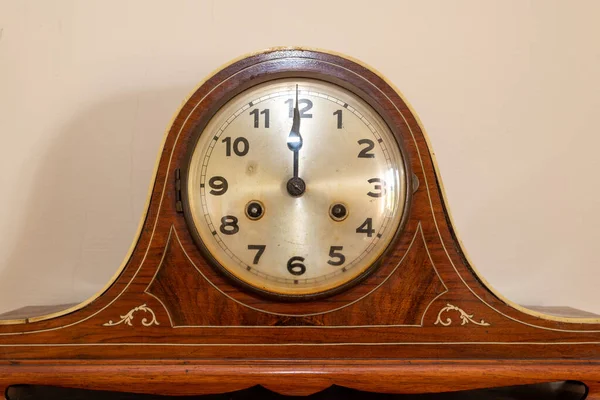 12時を示すアンティーク時計のクローズアップ — ストック写真