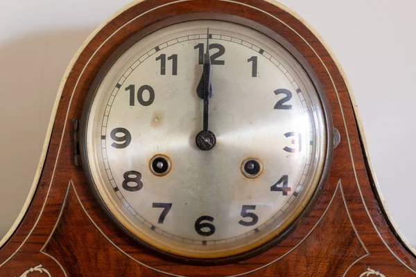 Gros Plan Une Horloge Antique Montrant Oclock — Photo