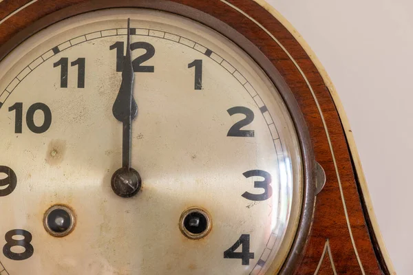 12時を示すアンティーク時計のクローズアップ — ストック写真