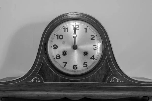 Czarno Białe Zdjęcie Zabytkowego Zegara Pokazującego Oclock — Zdjęcie stockowe