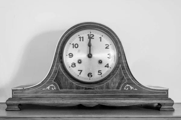Foto Blanco Negro Reloj Antiguo Que Muestra Oclock — Foto de Stock