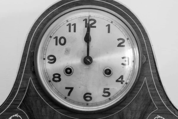 Ασπρόμαυρη Φωτογραφία Από Ρολόι Αντίκα Που Δείχνει Oclock — Φωτογραφία Αρχείου