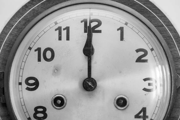 Foto Blanco Negro Reloj Antiguo Que Muestra Oclock — Foto de Stock