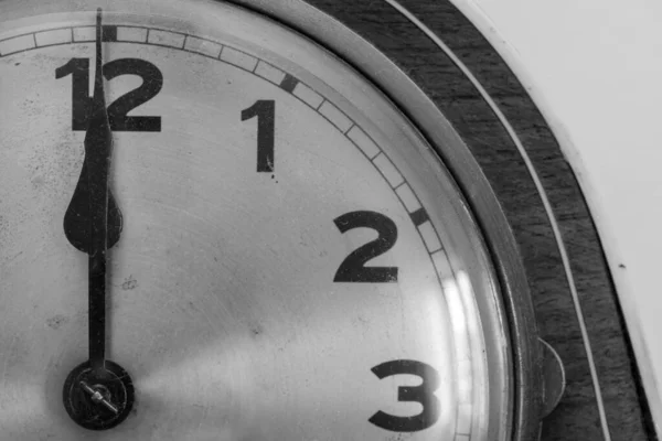 Foto Blanco Negro Reloj Antiguo Que Muestra Oclock — Foto de Stock