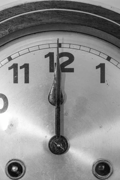 Oktanlı Antika Bir Saatin Siyah Beyaz Fotoğrafı — Stok fotoğraf